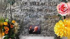 Paolo Villaggio, scomparso otto anni fa, guarda il suo mare dal cimitero di Sori