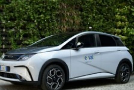 Milano, BYD fornisce 150 vetture Dolphin a “E-VAI”, la società di mobilità sostenibile del Gruppo FNM