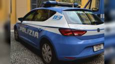 Auto si schianta contro un palo dopo inseguimento, arrestati padre e figlio