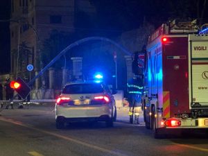 Genova, trasporto eccezionale urta due semafori e li fa cadere all'uscita del casello autostradale di Pra