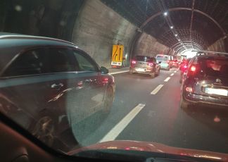Incidente in A12, schianto in Galleria Castelletti: un ferito e code fino a 8 km 