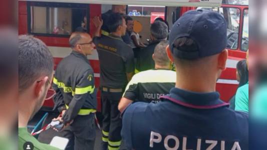 Bimbo ritrovato, usate anche 'canzoncine esca' nel bosco. Meloni: "Grande gioia". Piantedosi: "Macchina soccorsi esemplare"