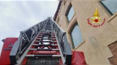 Genova, fulmine colpisce i Magazzini del Cotone: Vigili del fuoco in azione al Porto Antico