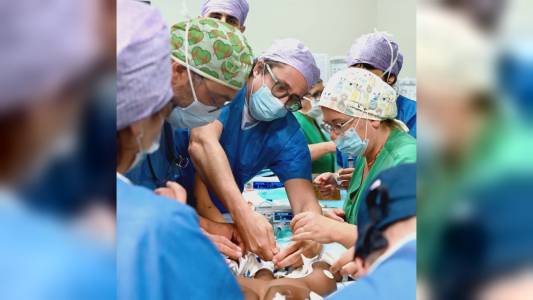 Gaslini, completata la ricostruzione addominale alle gemelle siamesi africane: ora respirano autonomamente