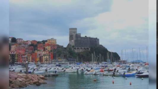 San Terenzo, la spiaggia della Marinella diventa “plastic free” e silenziosa: niente bottiglie, tendoni e fumo