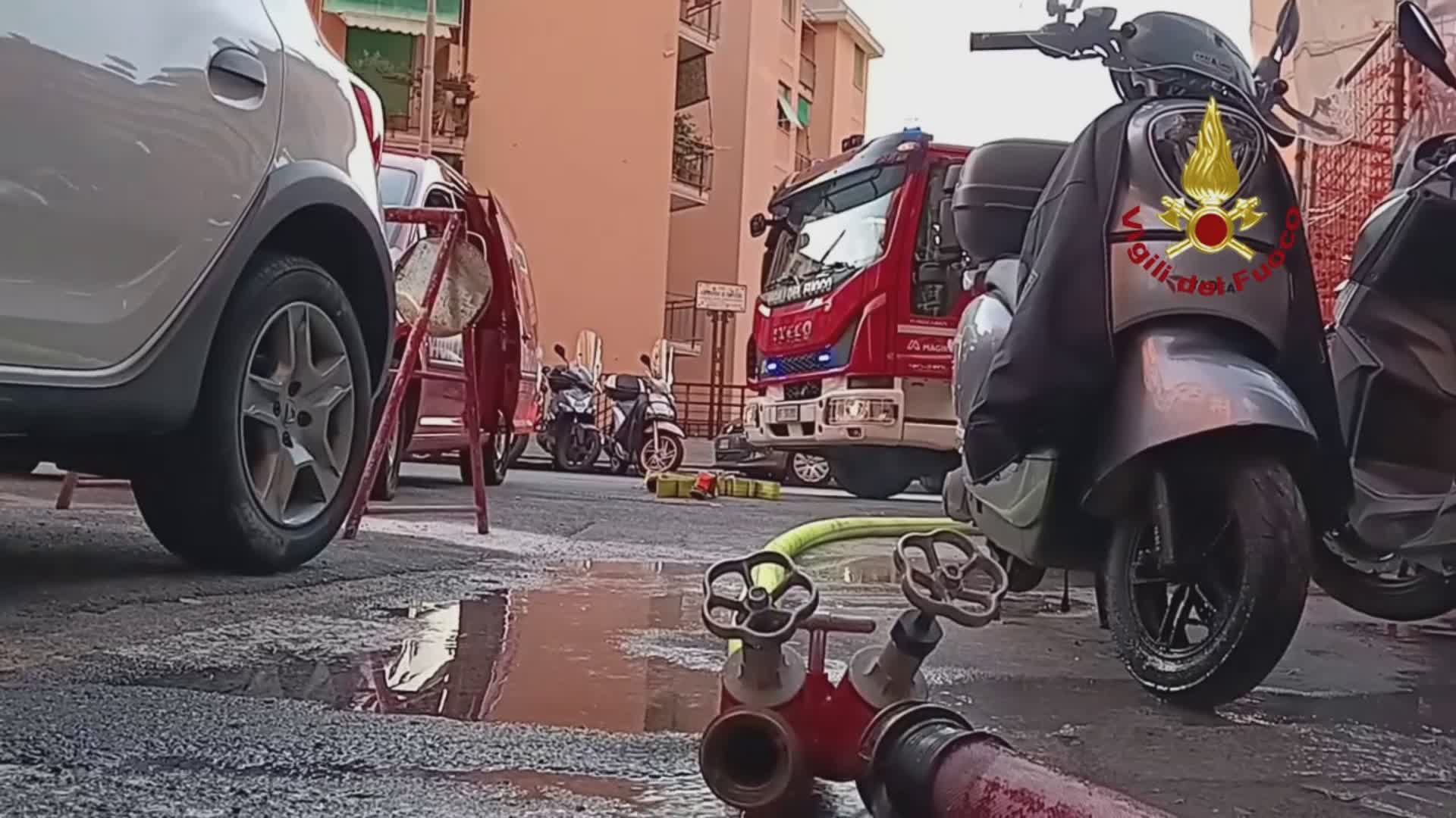 Genova, incendio in un'abitazione di via Burlando: a fuoco un frigorifero