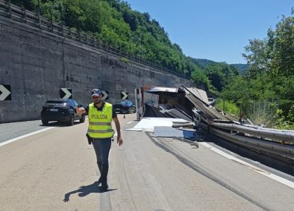 Camion si ribalta sulla A7 tra Busalla e Bolzaneto, ferito l'autista
