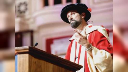 Leicester: Sergio Pizzorno, frontman dei Kasabian di origini genovesi, riceve laurea honoris causa e cita Claudio Ranieri e Pier Paolo Pasolini