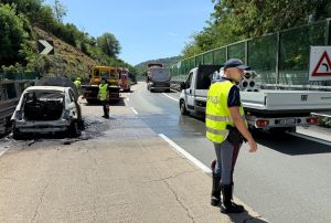 Auto in fiamme sulla A7, traffico scorrevole con code