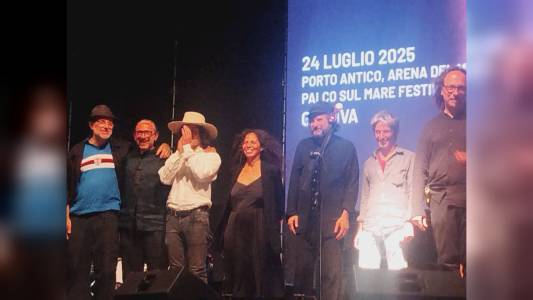 Concerto Capossela, batterista suona con la maglia della Sampdoria: applausi e fischi
