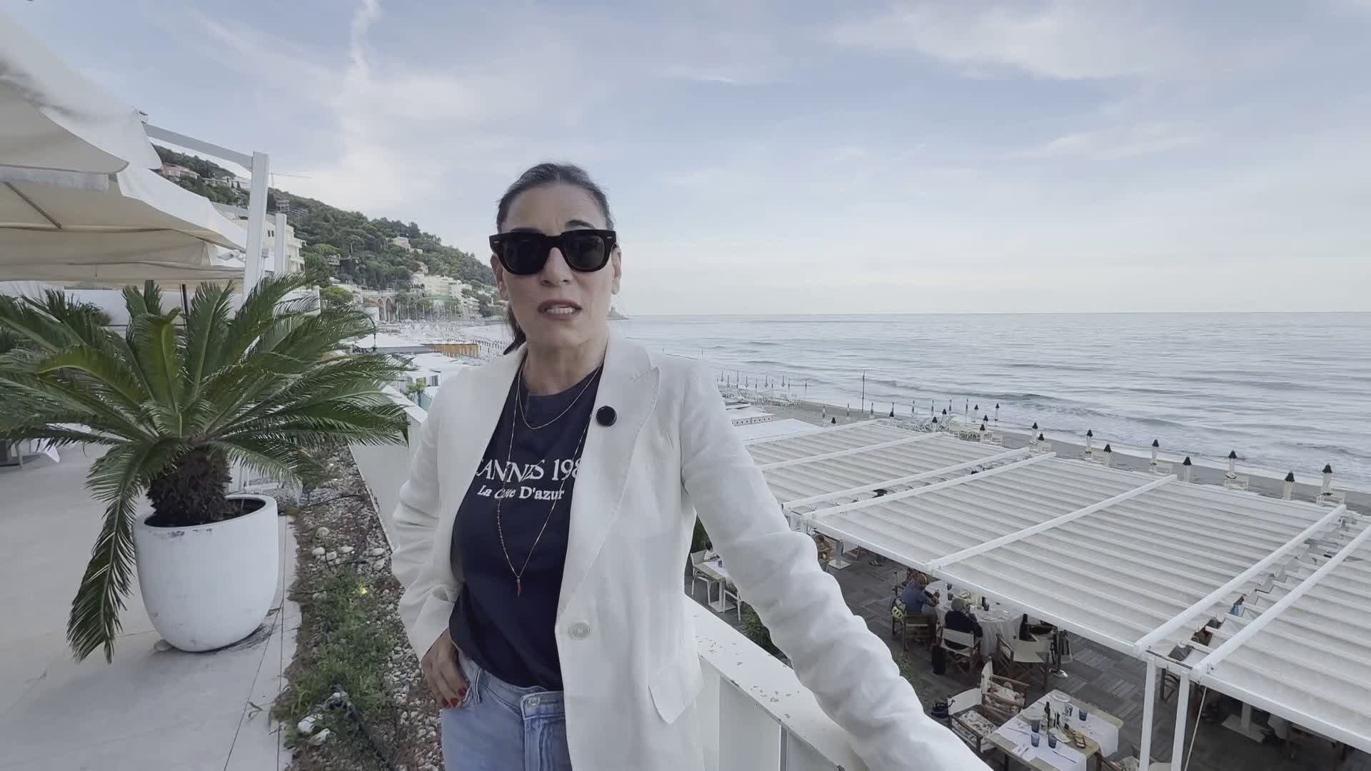 Paola Turci riceve il Premio alla Carriera ad Alassio: "La Liguria un mondo di cultura, bellezza e arte da scoprire"