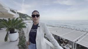 Paola Turci riceve il Premio alla Carriera ad Alassio: "La Liguria un mondo di cultura, bellezza e arte da scoprire"