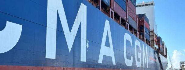 Cma Cgm issa la bandiera USA sulla Phoenix: è la più grande portacontainer americana