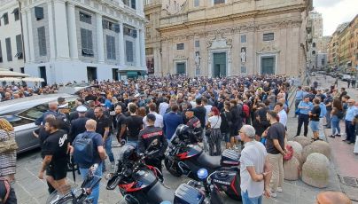 Genova saluta Alessio Gaglia, vigile urbano morto in servizio: commozione ai funerali alla chiesa del Gesù