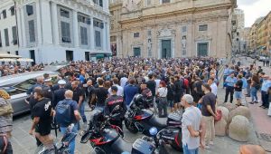 Genova saluta Alessio Gaglia, vigile urbano morto in servizio: commozione ai funerali alla chiesa del Gesù