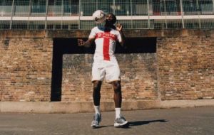 Genoa, svelata la seconda maglia nel segno della Croce di San Giorgio