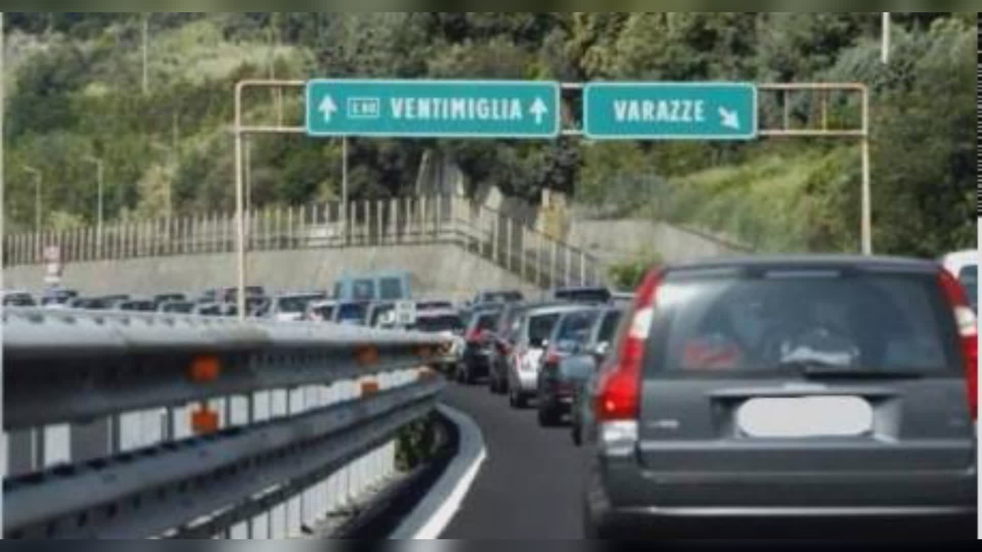 Traffico intenso sull’A10 verso la Francia, coda fino a 4 km da Bordighera a Ventimiglia