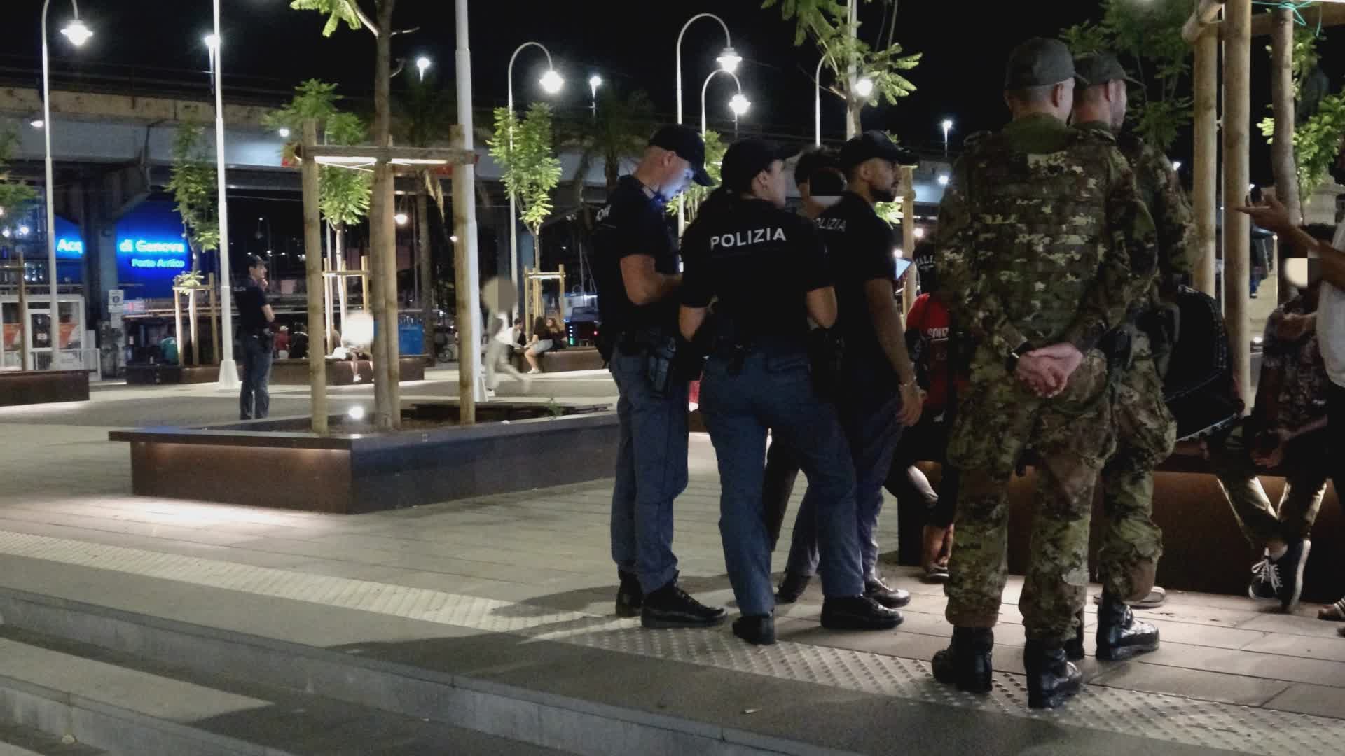 Genova, controlli serali nel centro storico: raffica di denunce e due arresti per rapina