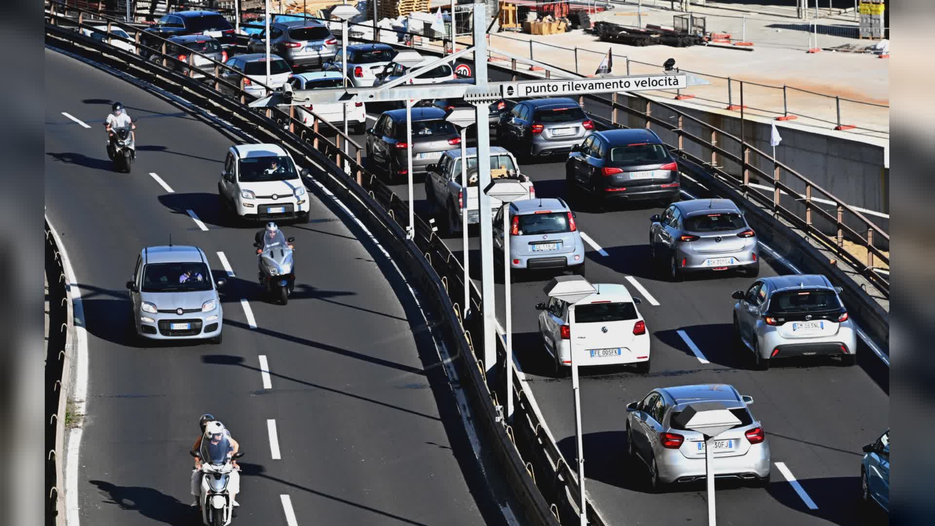 Genova, il Comune vara misure di contenimento delle emissioni del traffico