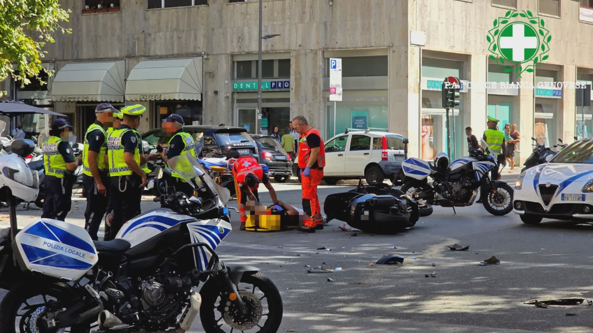 Genova, scooter in fuga dalla polizia locale provoca incidente in via Cecchi: due feriti, traffico bloccato
