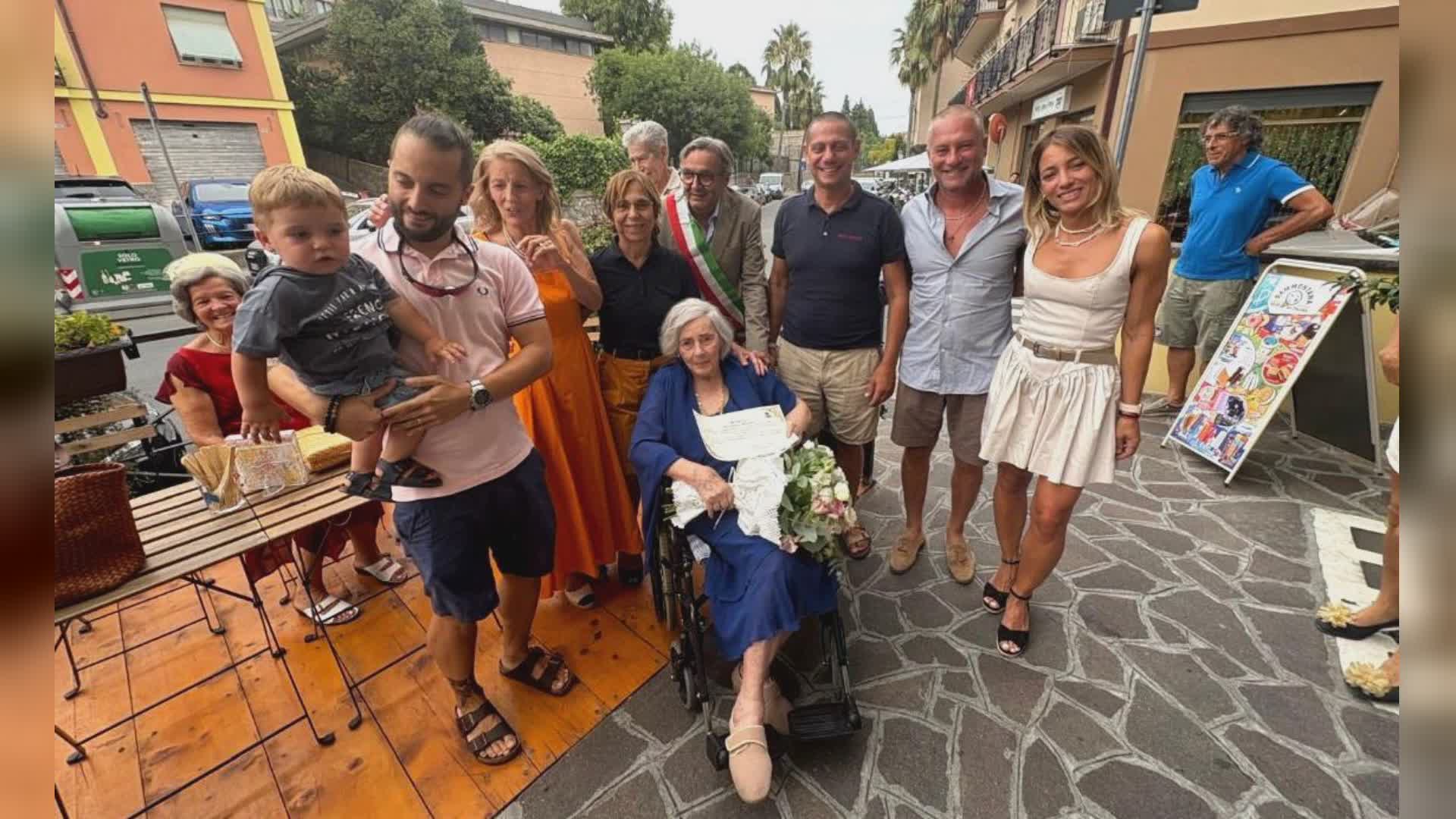 Alassio: Bianca Ramondo spegne cento candeline, tutta la città festeggia la maestra di generazioni di scolari