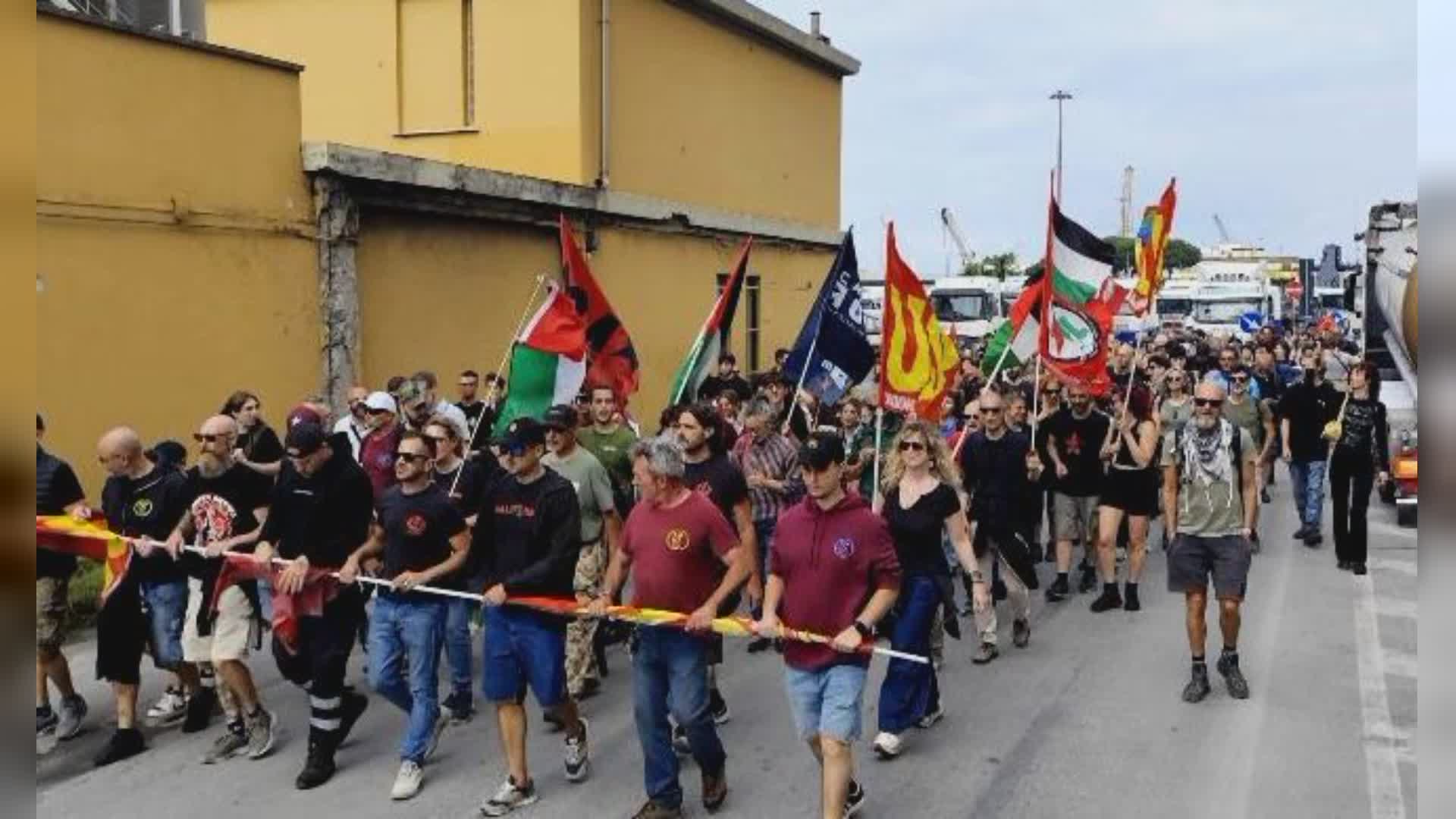 Genova, armi su cargo saudita: Procura apre inchiesta, proteste e blocchi in porto, corteo sotto la sede della compagnia israeliana Zim