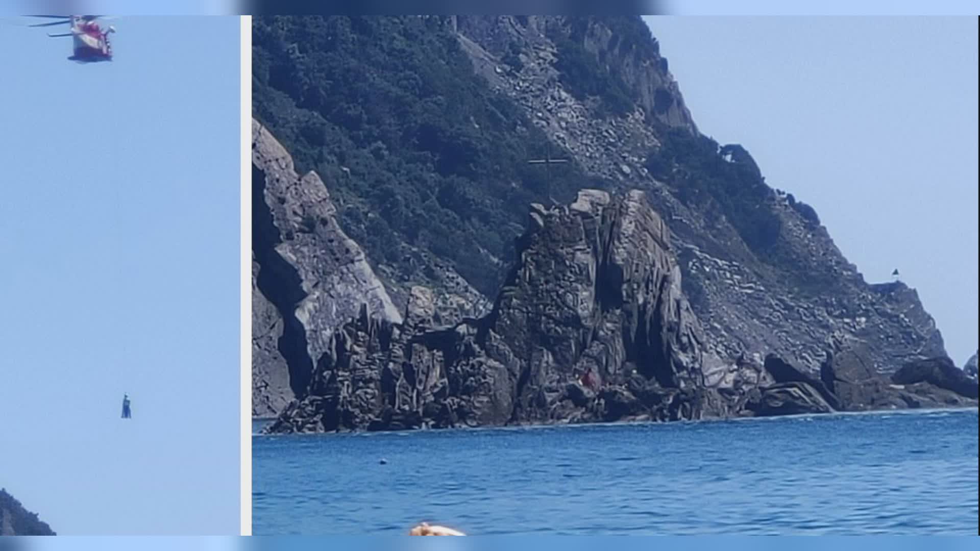 Riva Trigoso: cade dalla scogliera dopo un volo di dieci metri, grave turista di 46 anni portato al San Martino in elicottero