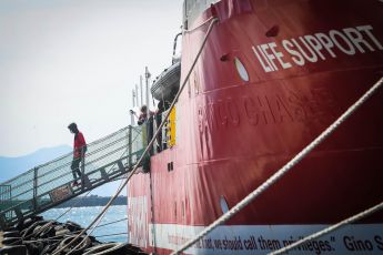 Savona, perfetta la macchina dell'accoglienza: sbarcati i 146 migranti dalla Life Support