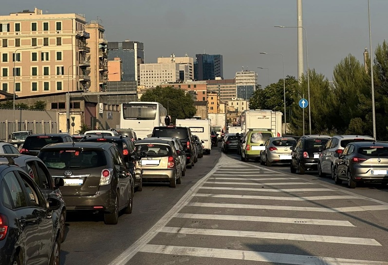 Imbarco traghetti, viabilità in tilt tra San Benigno e Lungomare Canepa. "Allerta traffico' da metà pomeriggio
