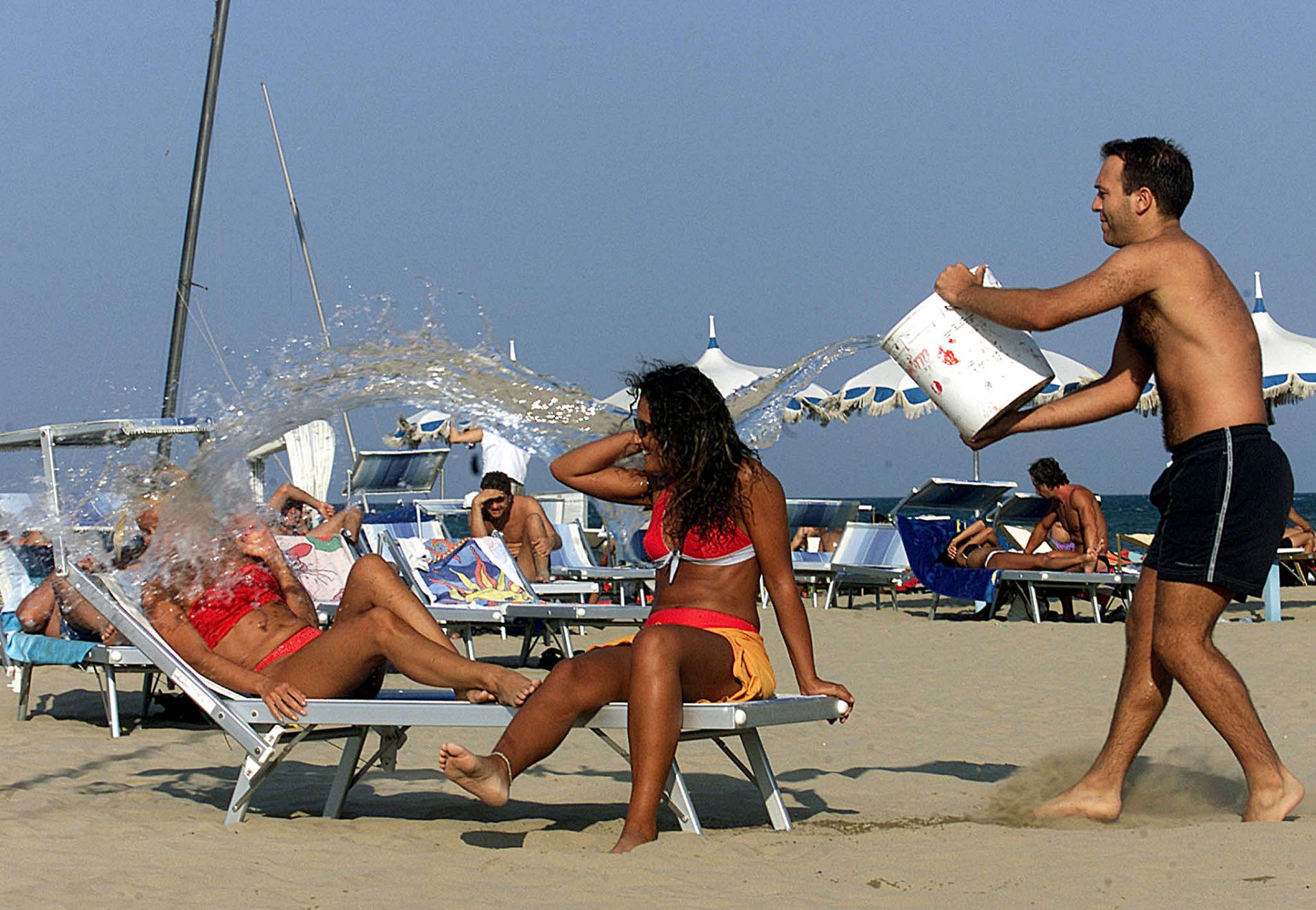 Liguria nella morsa del caldo: dopo due giorni da bollino arancione, mercoledì si passa al rosso