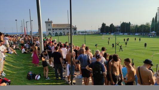 Genoa, il caldo non ferma i tifosi: in 1500 per l'allenamento a Pegli. C'è De Winter ma è in partenza 