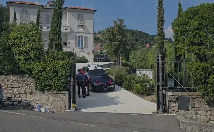 Donna uccisa a coltellate alla Spezia dall'ex marito: l'uomo aveva il braccialetto elettronico ma non ha funzionato