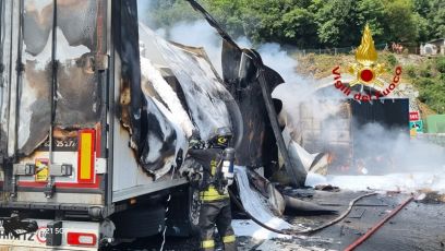 Scontro in A26, due camion prendono fuoco: tratto chiuso e poi riaperto dopo ore. Ustionato uno degli autisti