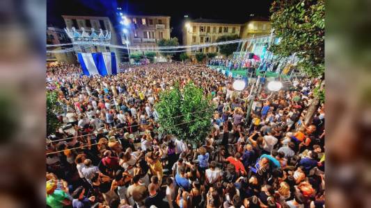 Lavagna, torta Fieschi, che successo: sette quintali di dolce consumati in pochi minuti da una grande folla