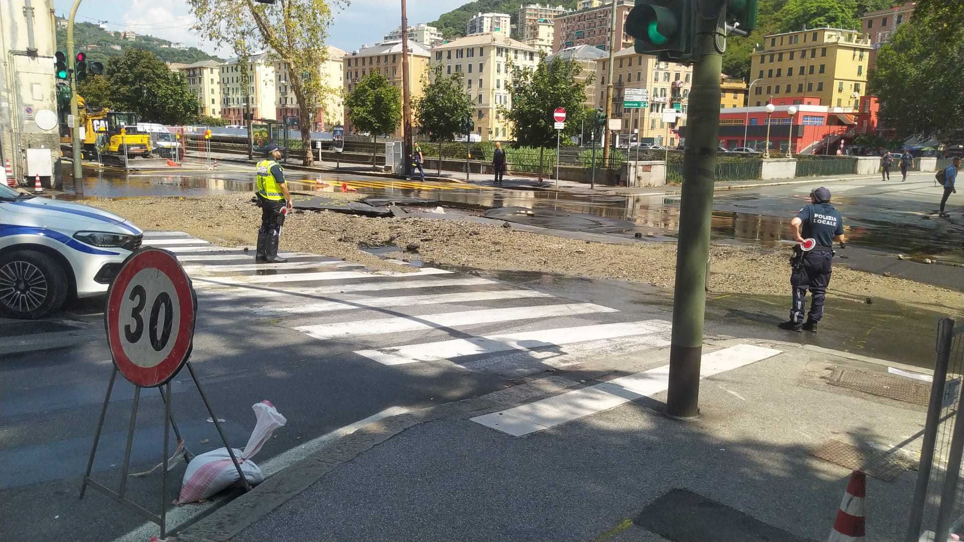 Genova, disagi in zona Staglieno: strada allagata tra via Bobbio e via Montaldo, incrocio chiuso al traffico e carenze nella rete idrica