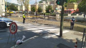 Genova, disagi in zona Staglieno: strada allagata tra via Bobbio e via Montaldo, incrocio chiuso al traffico e carenze nella rete idrica