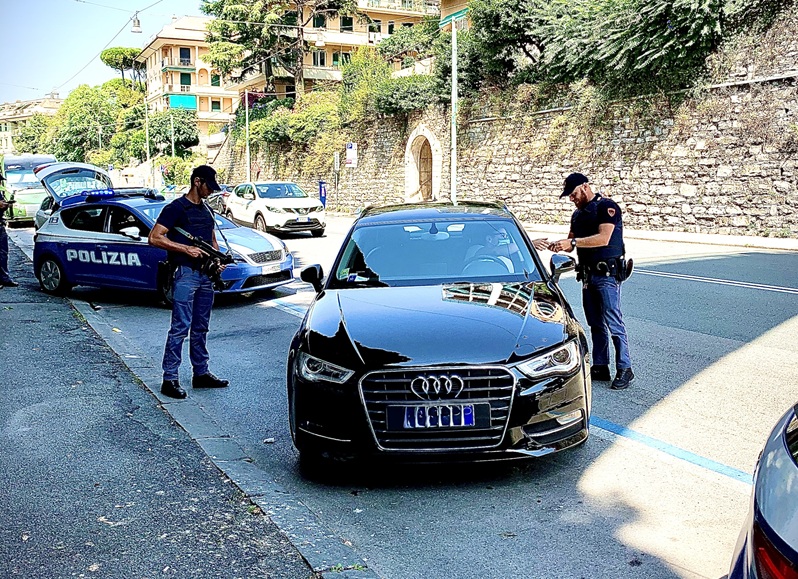 Tenta di rubare radiatori e cavi elettrici e ferisce poliziotta, arrestato 49enne