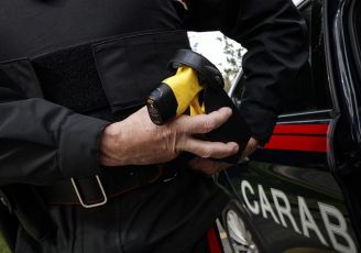 Manesseno, 40enne muore sul colpo dopo scarica elettrica da taser: indagati due carabinieri