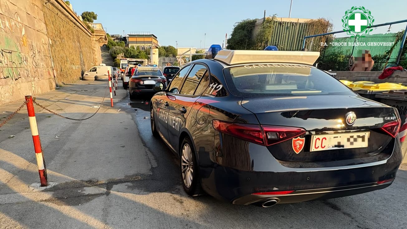 Rissa con cocci di bottiglia a Genova, carabinieri in cerca di due giovani