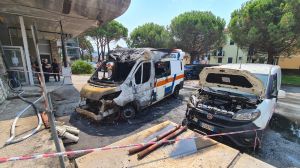 Ambulanza in sosta prende fuoco a Sestri Levante, fiamme domate dai vigili del fuoco