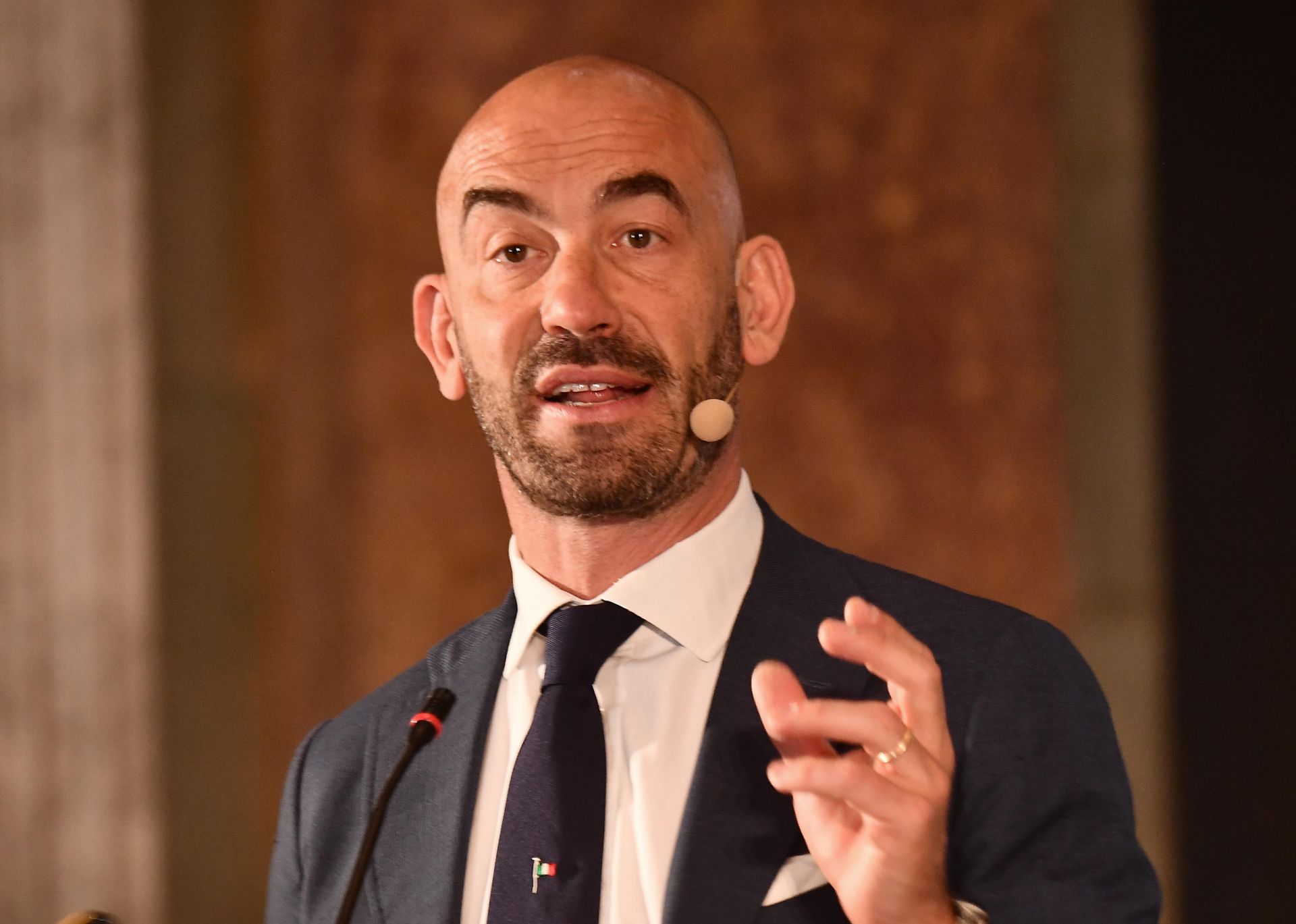 Bassetti minacciato di morte, accusa la politica: "Avvelenati i pozzi"