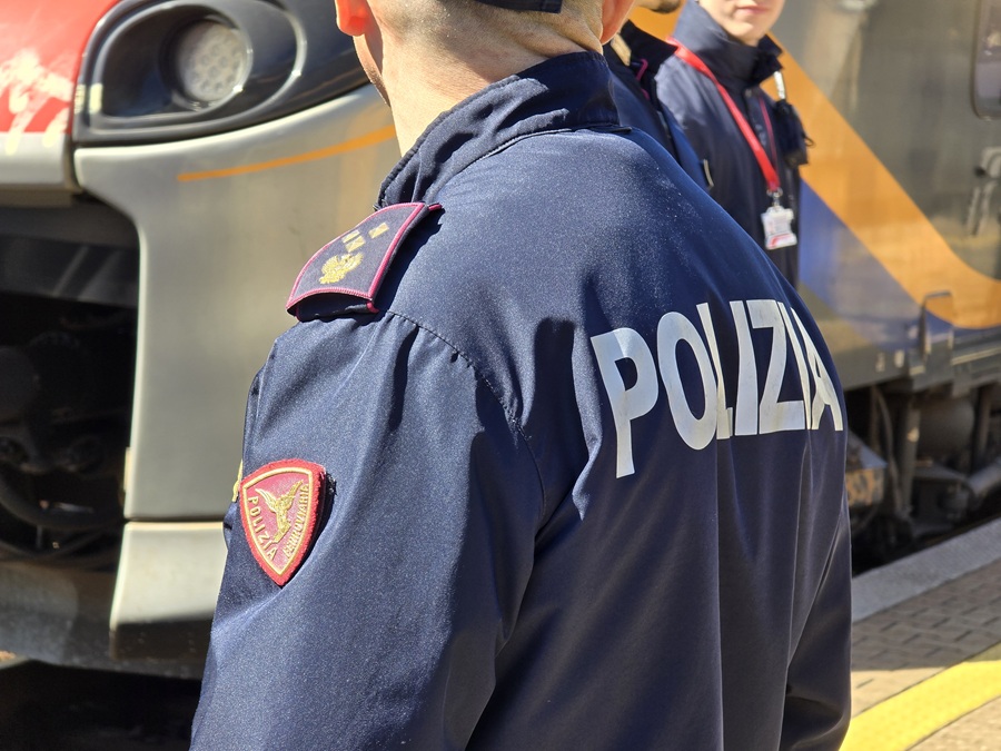 Furto su treno a Chiavari, turista riconosce il proprio bagaglio: 26enne arrestato dalla polizia