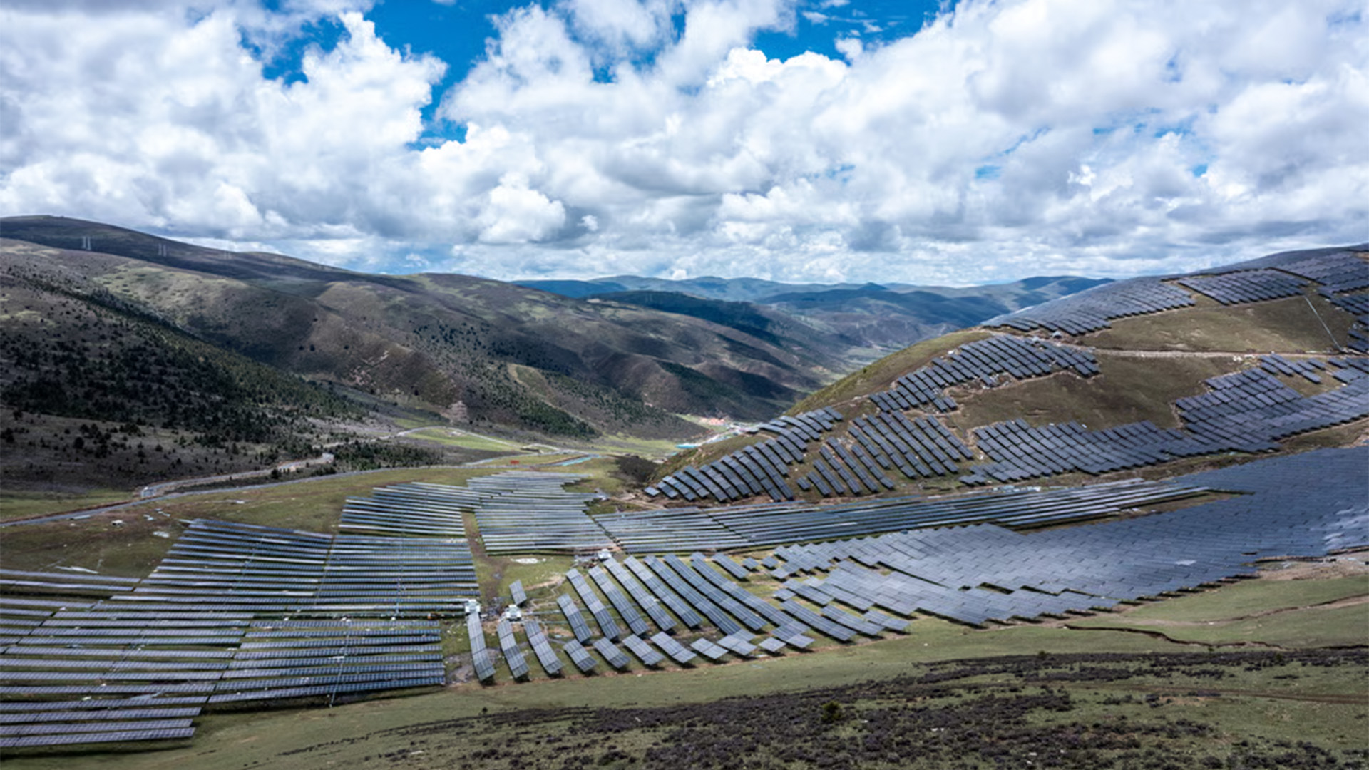 Cina, sul plateau tibetano avanza un impianto solare grande quanto Chicago