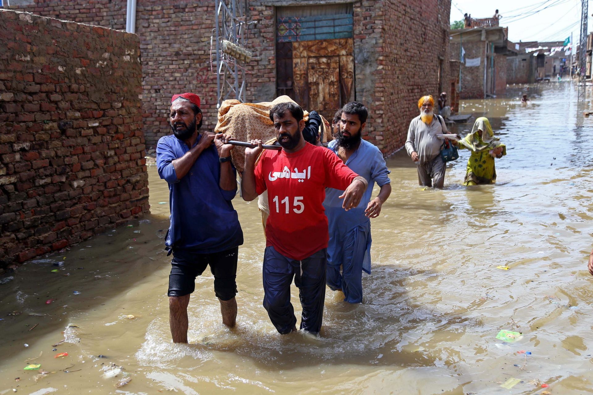 Pakistan in ginocchio, villaggi cancellati dai nubifragi: il ruolo del cambiamento climatico nella tragedia