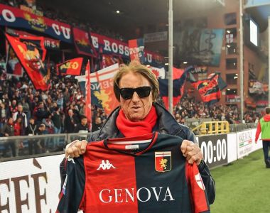 Genoa, esordio con il Lecce e minuto di silenzio per Sidio Corradi: squadra con la fascia nera al braccio