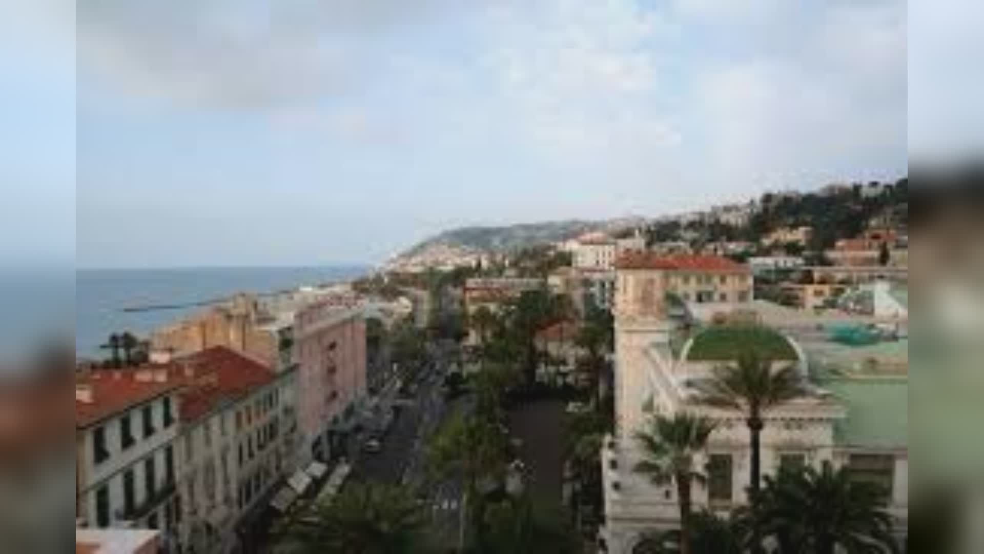 Sanremo, estrae un mitra finto durante una lite: panico tra i passanti