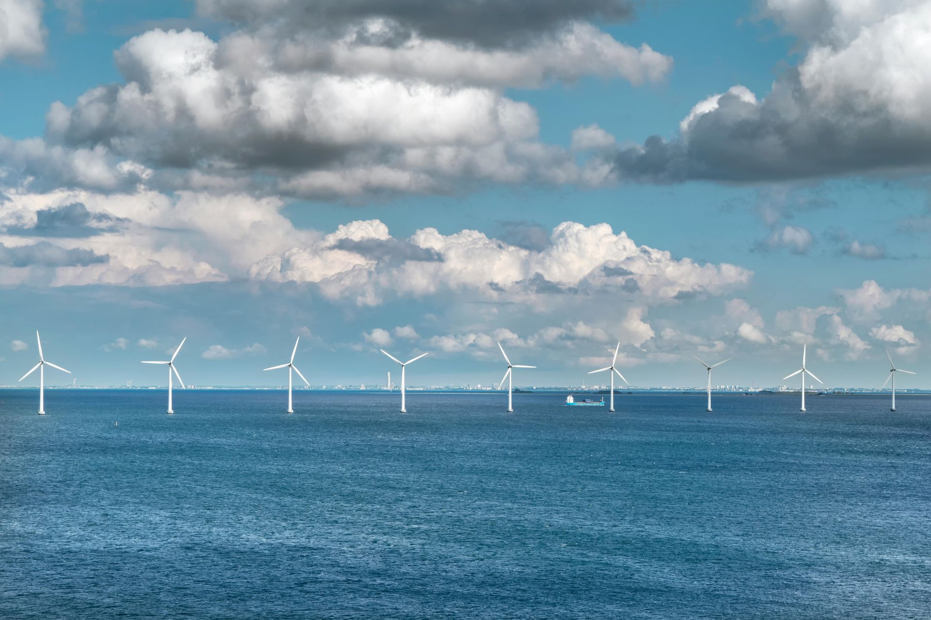 Eolico offshore, bloccato il progetto Revolution Wind mentre avanza una nuova pipeline del gas