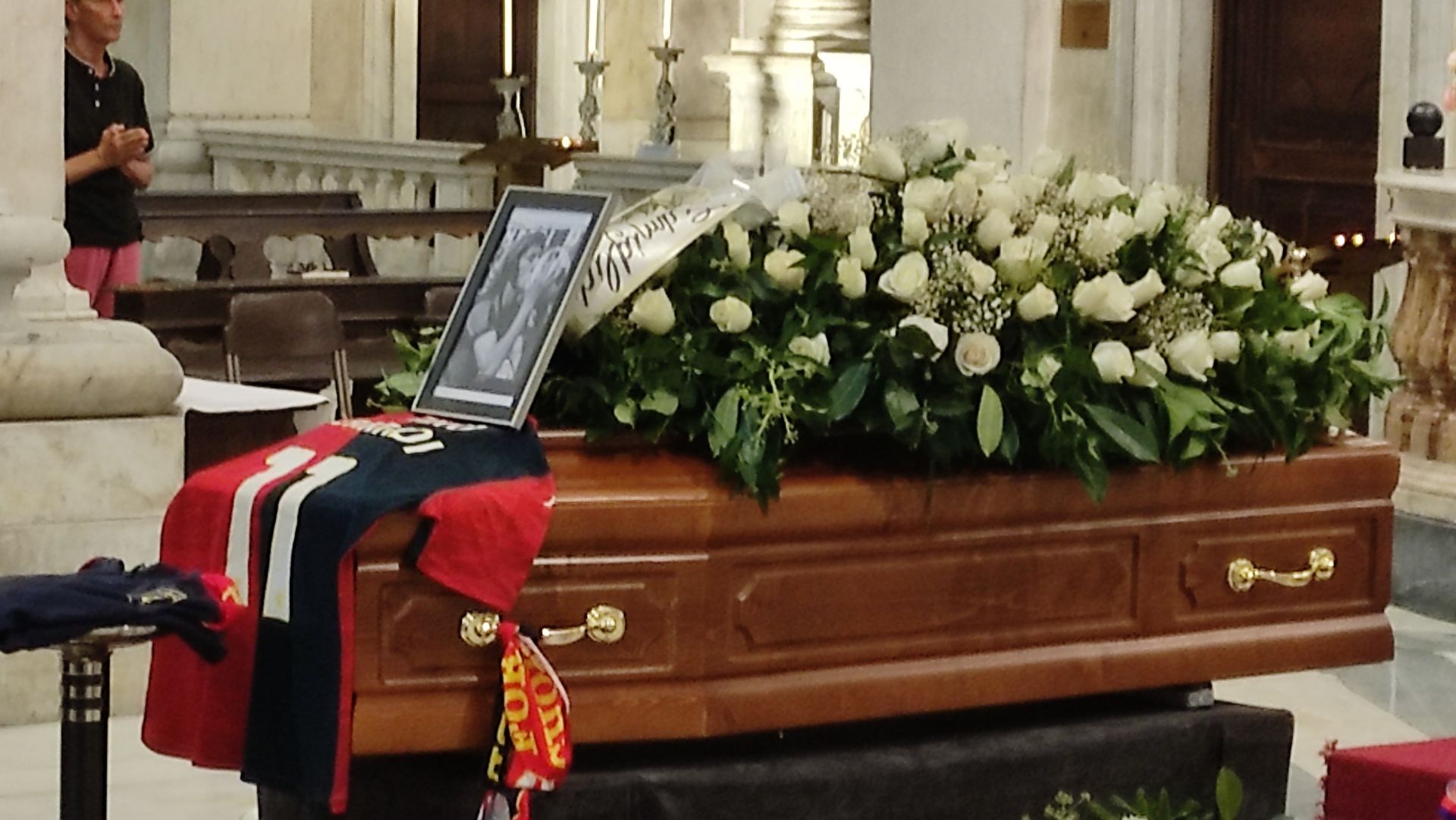 Genoa, folla a Carignano per l'ultimo abbraccio a Sidio Corradi. Il nipote Leonardo: "You'll never walk alone"