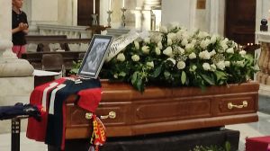 Genoa, folla a Carignano per l'ultimo abbraccio a Sidio Corradi. Il nipote Leonardo: "You'll never walk alone"