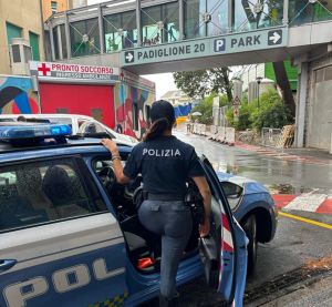 Neonata con crisi respiratoria in autostrada, la polizia stradale scorta la famiglia in ospedale